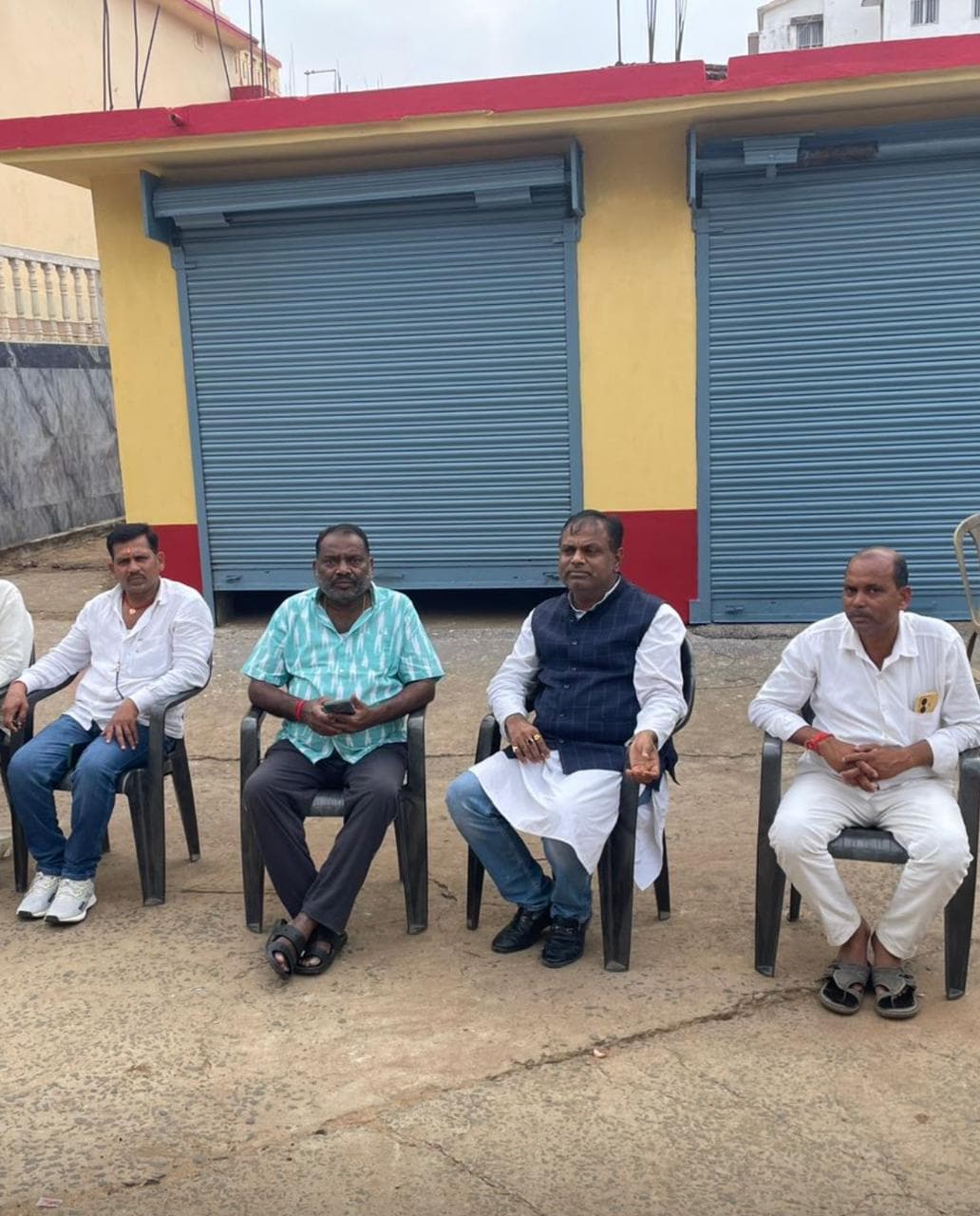 सोनारायठाढ़ी : पूर्व मंत्री हरिनारायण राय से मिले पूर्व विधायक नारायण दास व कांग्रेस नगर अध्यक्ष रवि केसरी