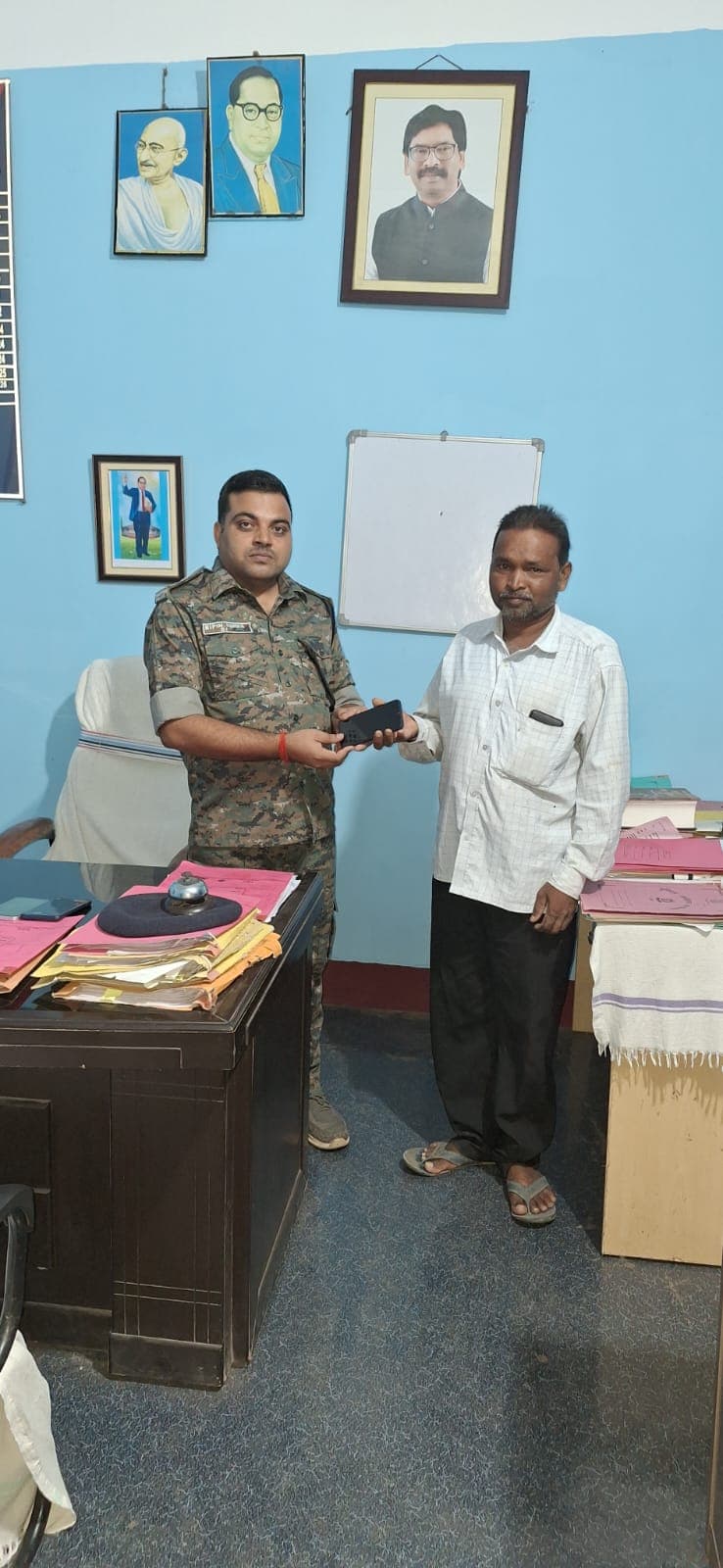 चितरा पुलिस ने गुम हुए तीन मोबाइल को लौटाये