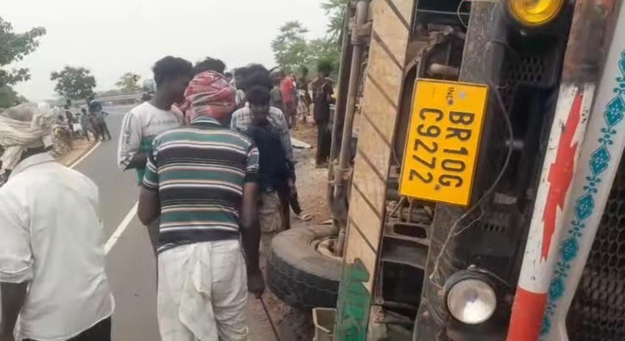मारगोमुंडा-नोनियाद पथ पर हाइवा पलटा, बाल-बाल बचे चालक