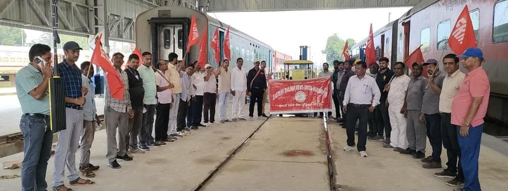 ईस्टर्न रेलवे मेंस यूनियन का मधुपुर में विरोध प्रदर्शन