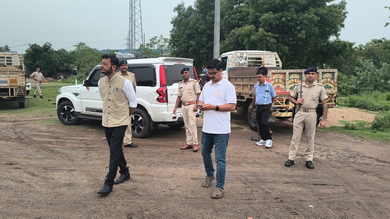 00   बागुनहातु में अवैध बालू लदे तीन ट्रक जब्त, माफियाओं में हड़कंप