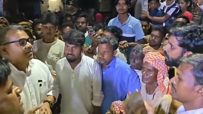 पुल निर्माण की मांग को लेकर सांसद का घेराव, जताया आक्रोश