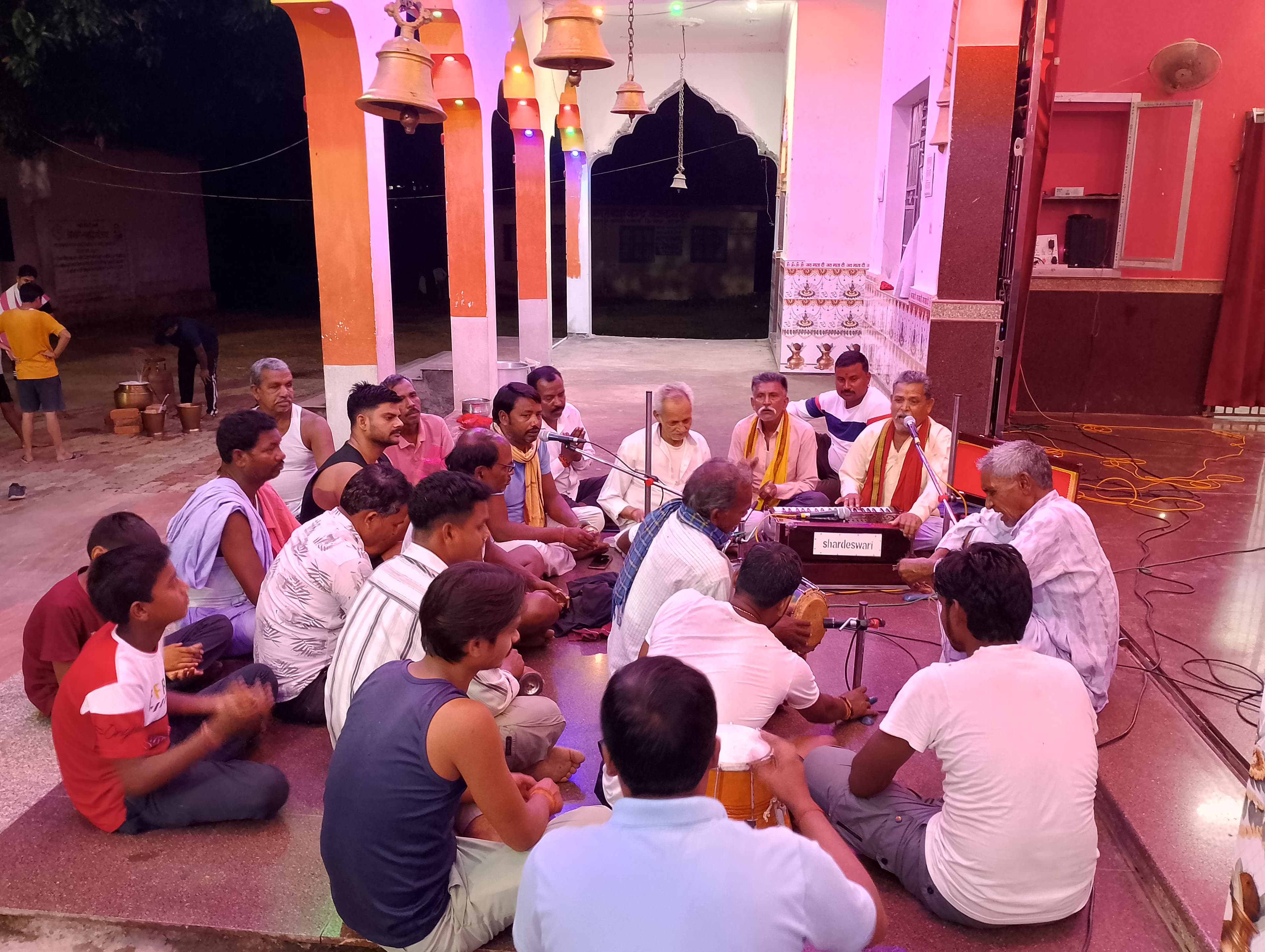 माता राजराजेश्वरी मंदिर में भक्ति भजनों पर झूमे श्रद्धालु