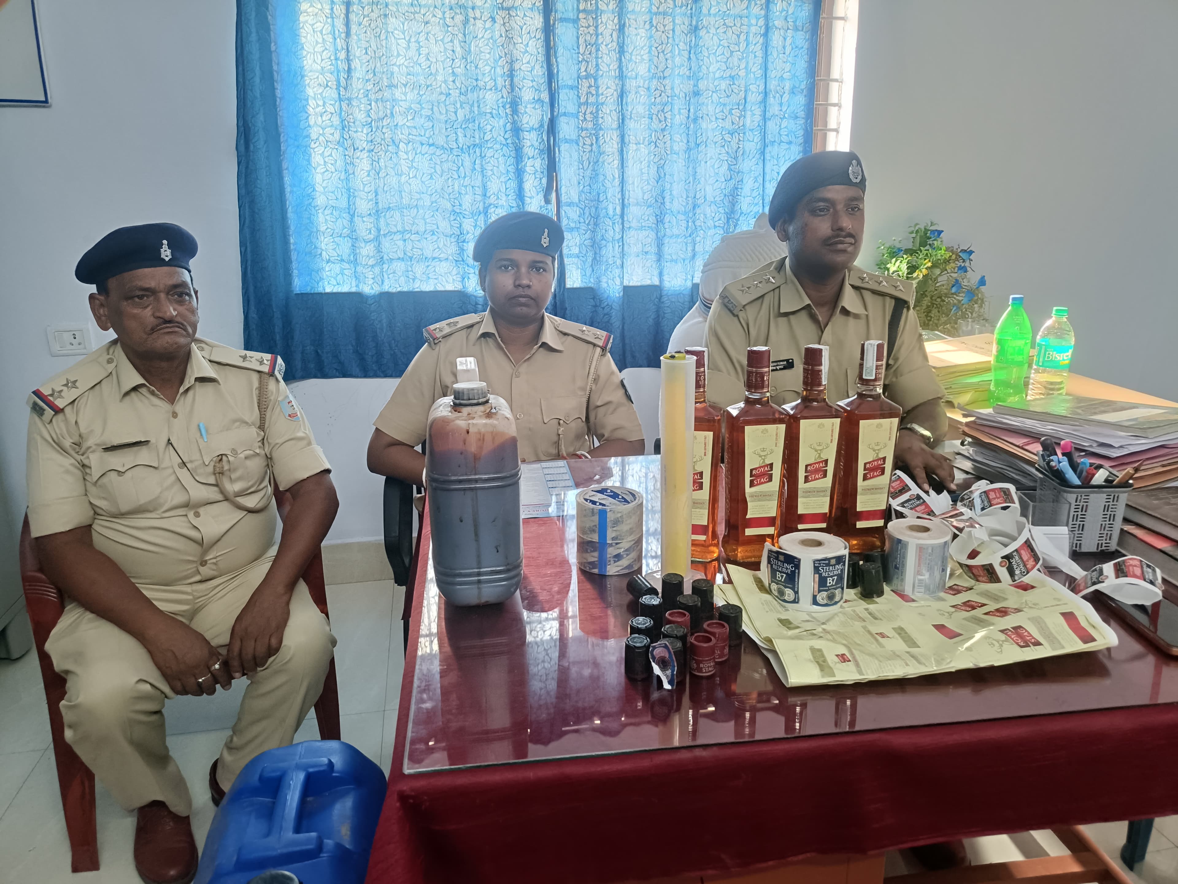 Giridih News  :नकली शराब बनाने वाली मिनी फैक्ट्री का उद्भेदन