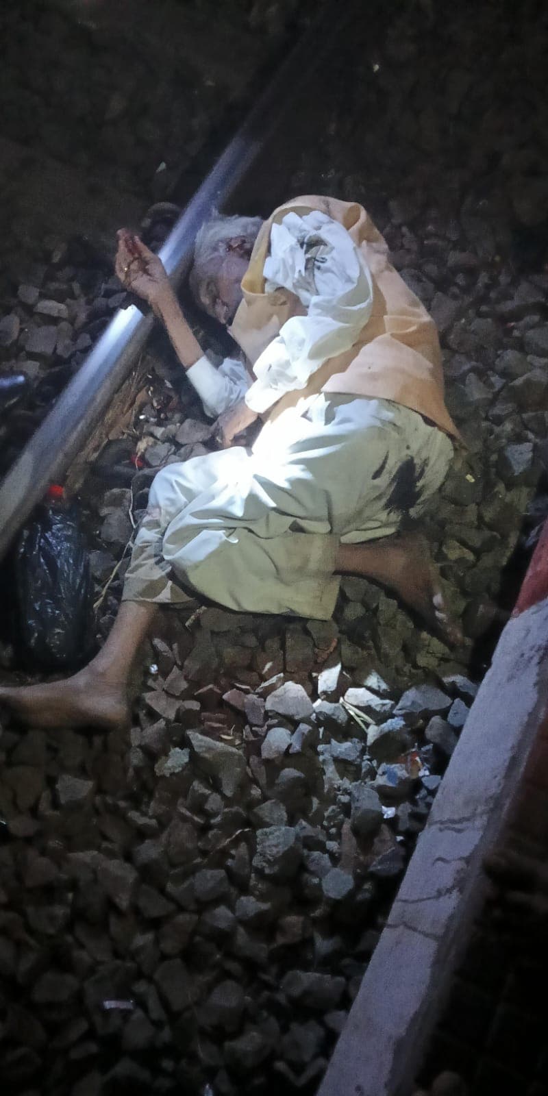 Bhagalpur news चलती ट्रेन से उतरने के दौरान वृद्ध गिरा, रेफर