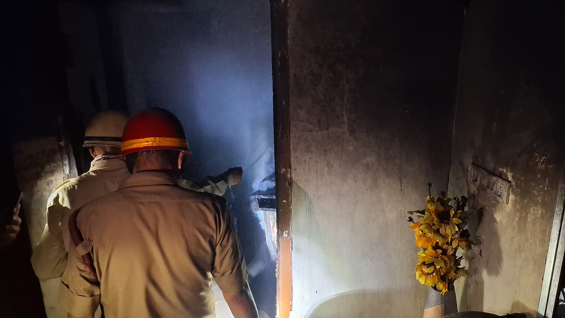 Jamshedpur News : सोनारी : पूजा के दीपक से कमरे में लगी आग, टीवी समेत घरेलू सामान राख