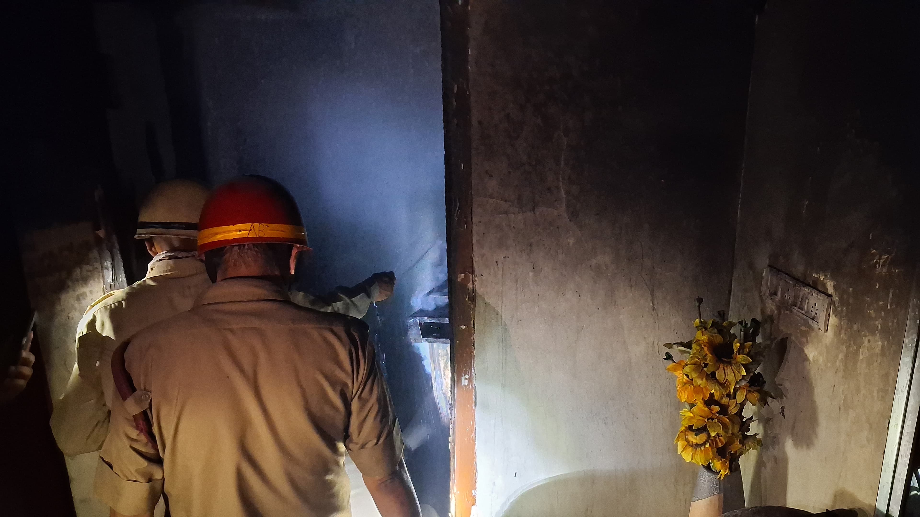 Jamshedpur News : सोनारी : पूजा के दीपक से कमरे में लगी आग, टीवी समेत घरेलू सामान राख