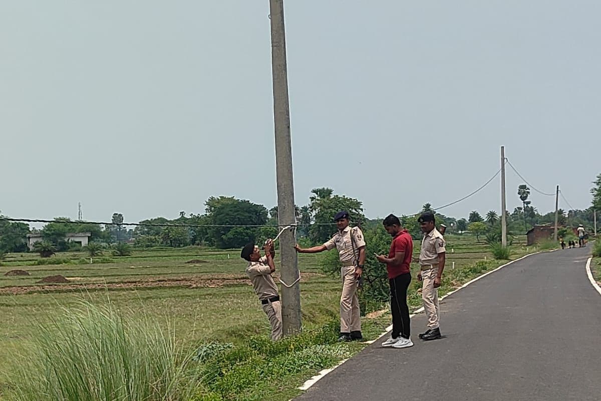 सड़क पर गिरे बिजली तार को देख हरकत में आया प्रशासन, बीडीओ-सीओ और थानाध्यक्ष की तत्परता से टला बड़ा हादसा