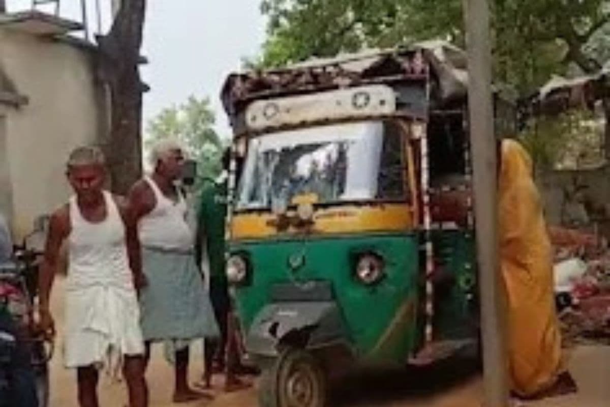 स्कूल से चावल लेकर निकले ऑटो को ग्रामीणों ने रोका, बिक्री की आशंका पर जमकर हंगामा
