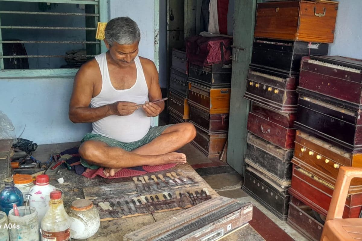 तीन पीढ़ियों से सुरों की विरासत संभाल रहा रामकोल का शर्मा परिवार, हारमोनियम में फिर भर देते हैं मधुरता