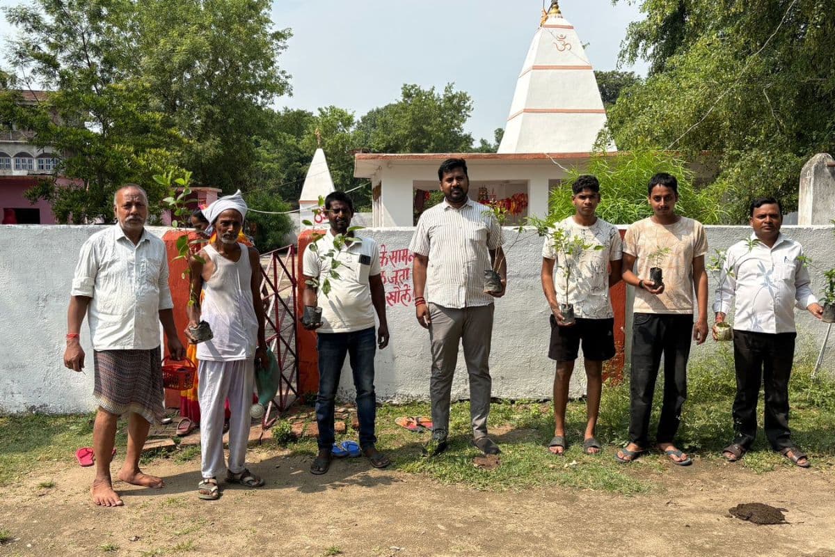 स्वच्छता के साथ हरियाली का संदेश : बाबा गनीनाथ सेवा टीम ने मंदिर परिसर में चलाया अभियान