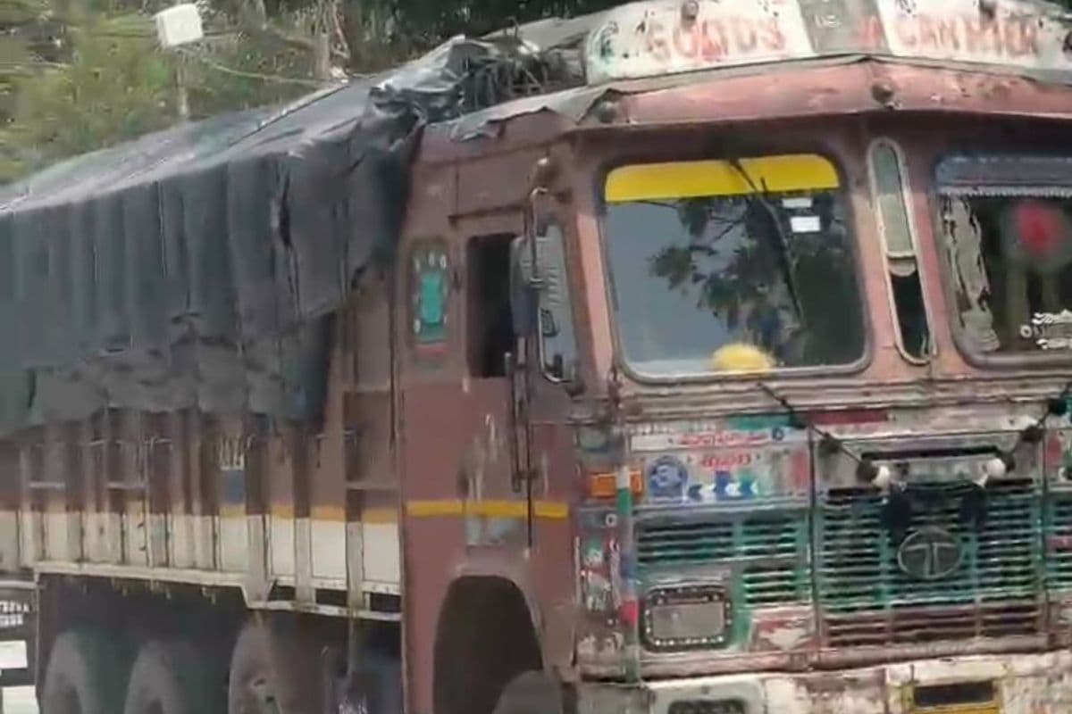 फ्लाई ऐश ढोने वाले ओवरलोड वाहन बना लोगों की परेशानी का कारण, धूल से बढ़ी सांस और आंखों की समस्या