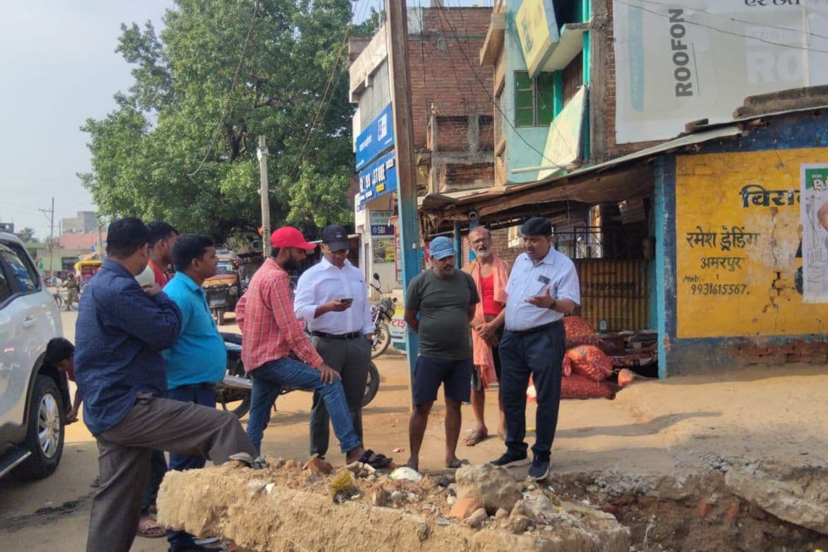 नाला निर्माण की धीमी रफ्तार पर भड़के ईओ, निरीक्षण के दौरान दिए सख्त निर्देश