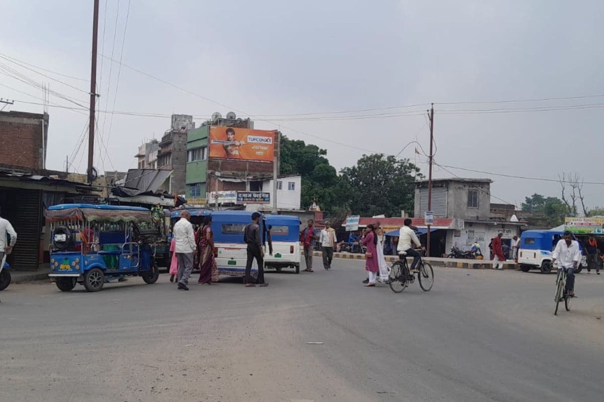 हजारों यात्रियों के पड़ाव पर नहीं शौचालय, बजरंगबली चौक पर महिलाओं की बढ़ी मुश्किलें