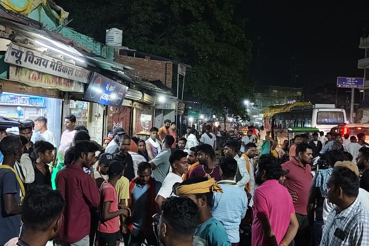 जुगाड़ गाड़ी से टक्कर के बाद बाइक में लगी आग, तीन जख्मी, दो की हालत गंभीर