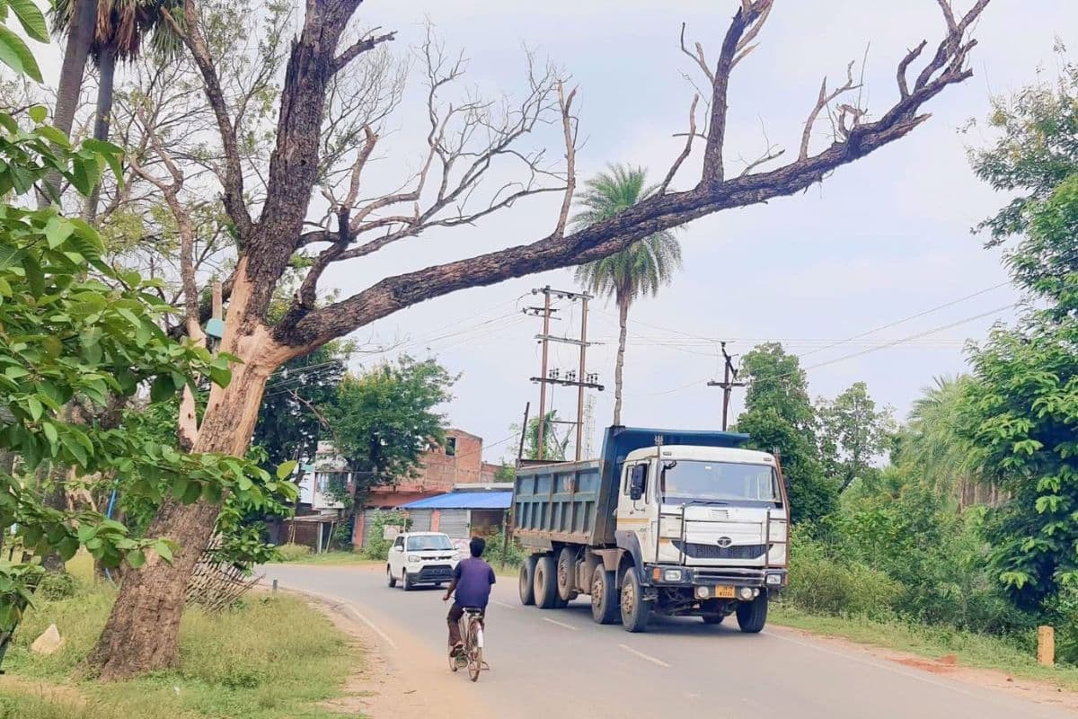 बाबाधाम जाने वाले मार्ग पर मंडरा रहा मौत का साया, विभाग बेखबर