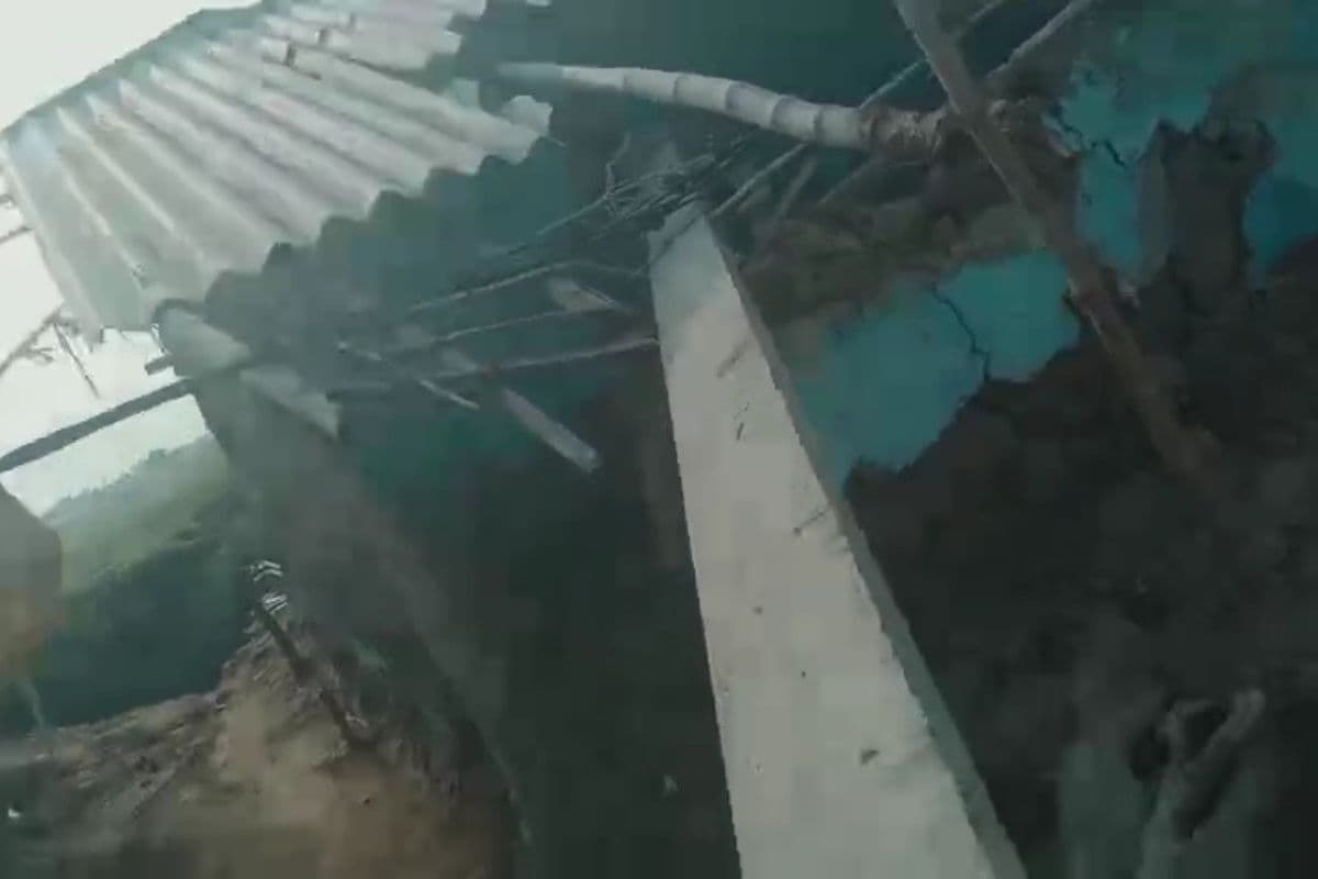 धोरैया में घर पर गिरा बिजली पोल, विभागीय लापरवाही से परेशान पीड़ित