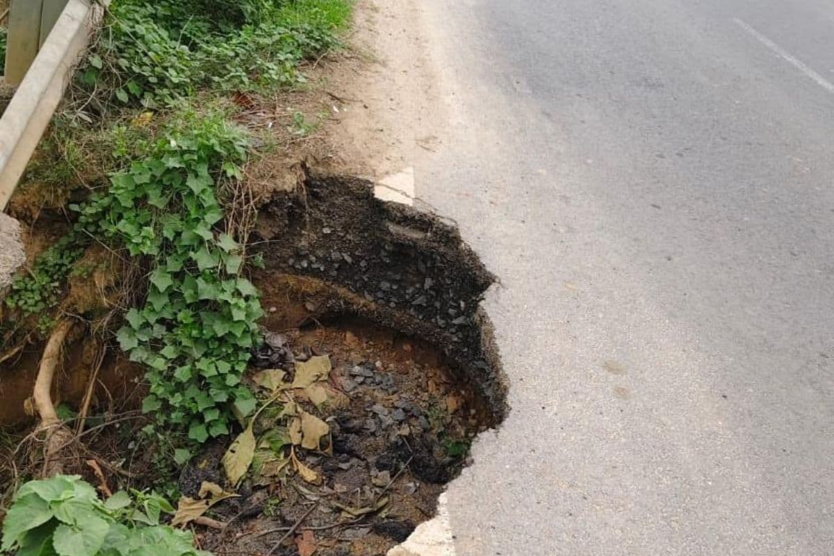 NH-333 खड़गपुर–बरियारपुर मुख्य मार्ग पर बड़ा गड्ढा बना खतरा, हादसों को दे रहा न्योता