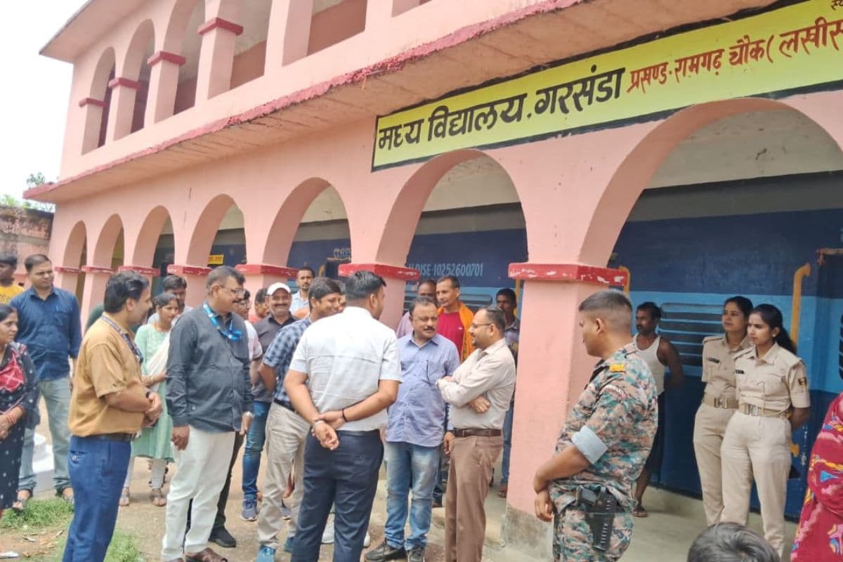 लखीसराय में सहयोग शिविर की तैयारी तेज, डीसीएलआर ने गरसंडा में किया निरीक्षण