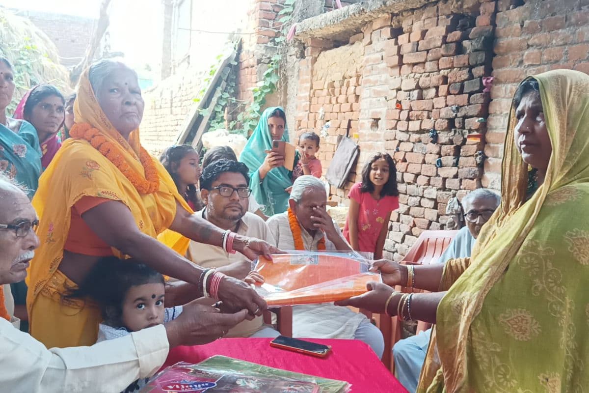 90 वर्ष की उम्र में भी समाज सेवा का जज्बा बरकरार, सेवानिवृत्त शिक्षक ने 42 विधवा महिलाओं को बांटे वस्त्र