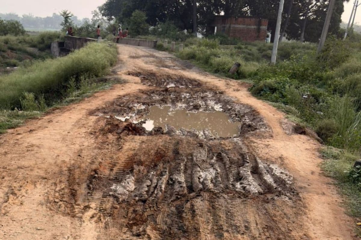 गिधौरा–सगुनी संपर्क सड़क बदहाल, ग्रामीणों में आक्रोश