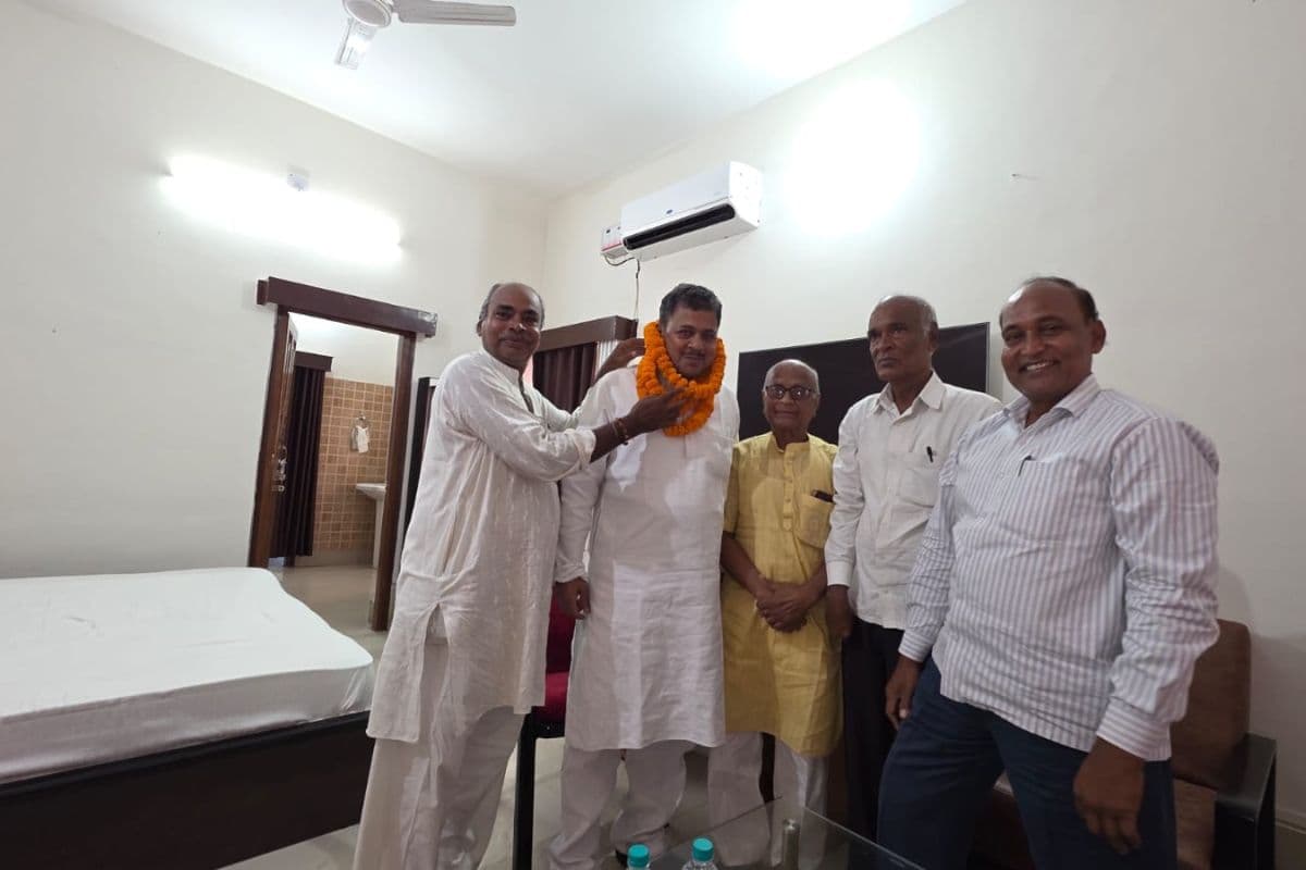 धौनी स्टेशन पर कवि गुरु एक्सप्रेस के ठहराव की मांग तेज, सांसद से मिला संघर्ष समिति का प्रतिनिधिमंडल