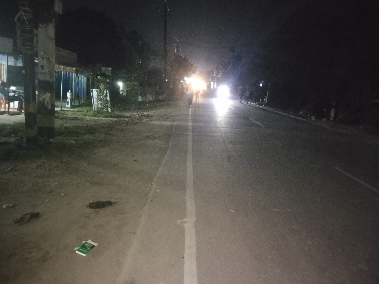 शाम ढलते ही शहर के मुख्य सड़क पर छा जाता है अंधेरा