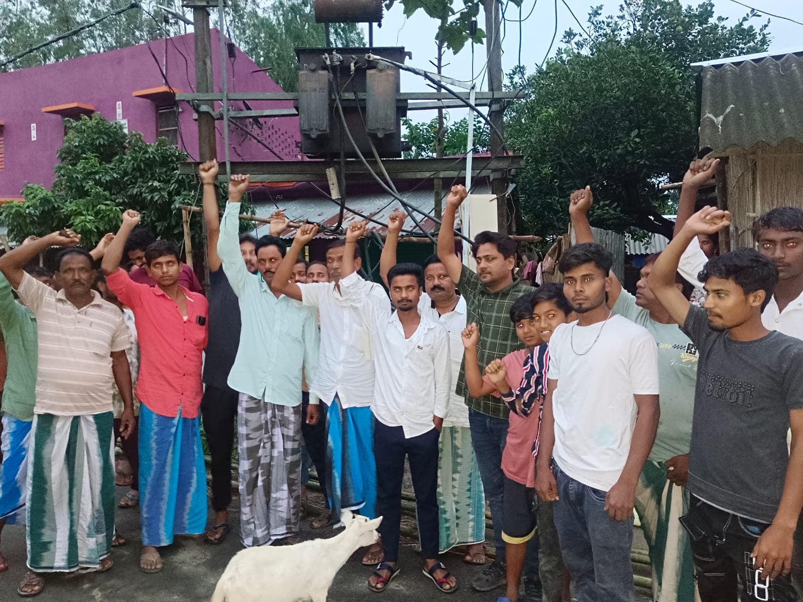 नलसर पंचायत विश्वरी टोला में जले ट्रांसफार्मर को बदलने को लेकर किया प्रदर्शन