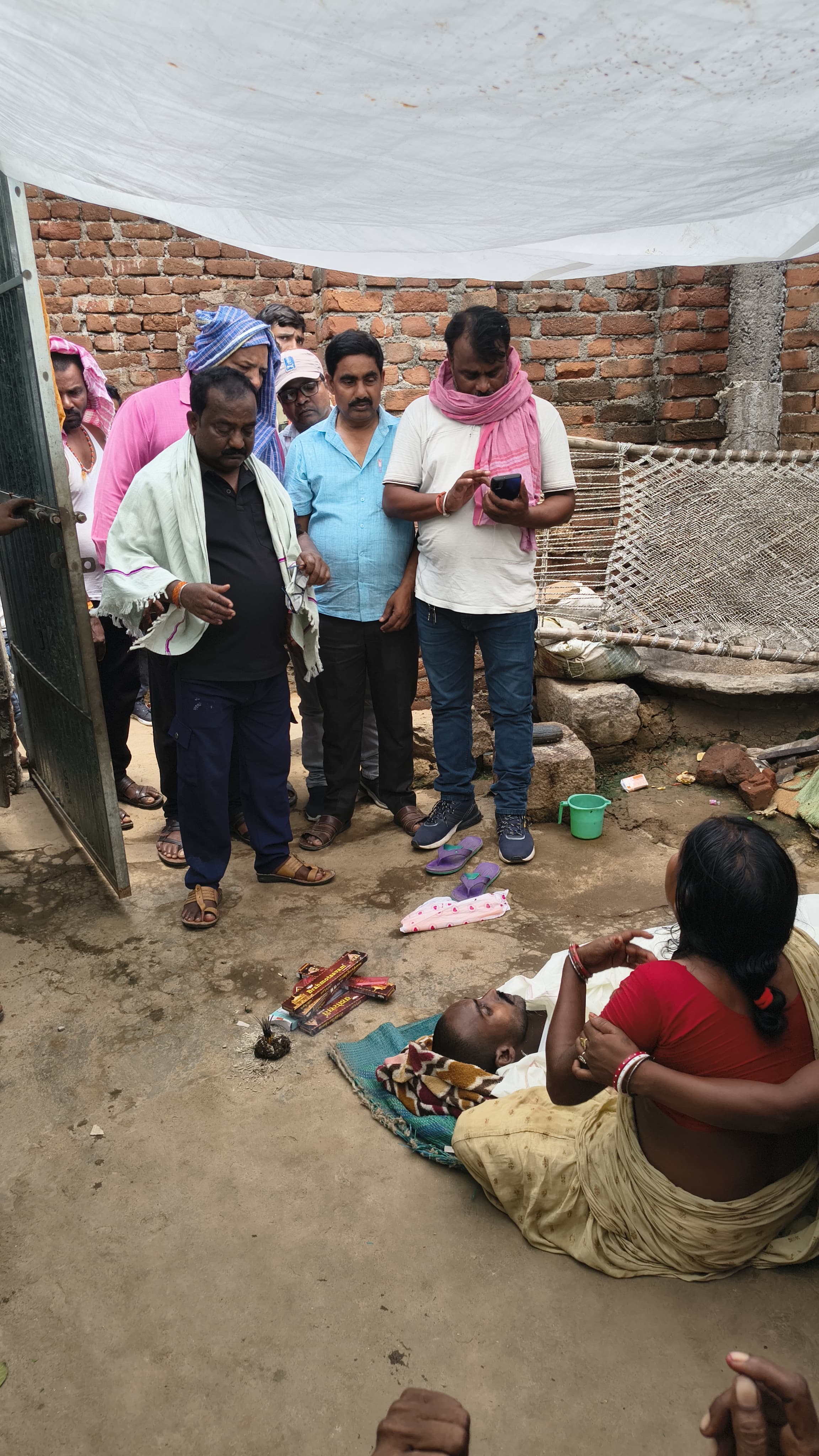 BANKA NEWS : नगर पंचायत के सफाईकर्मी की सड़क दुर्घटना में मौत, इंटक नेताओं ने परिजनों को बंधाया ढांढस