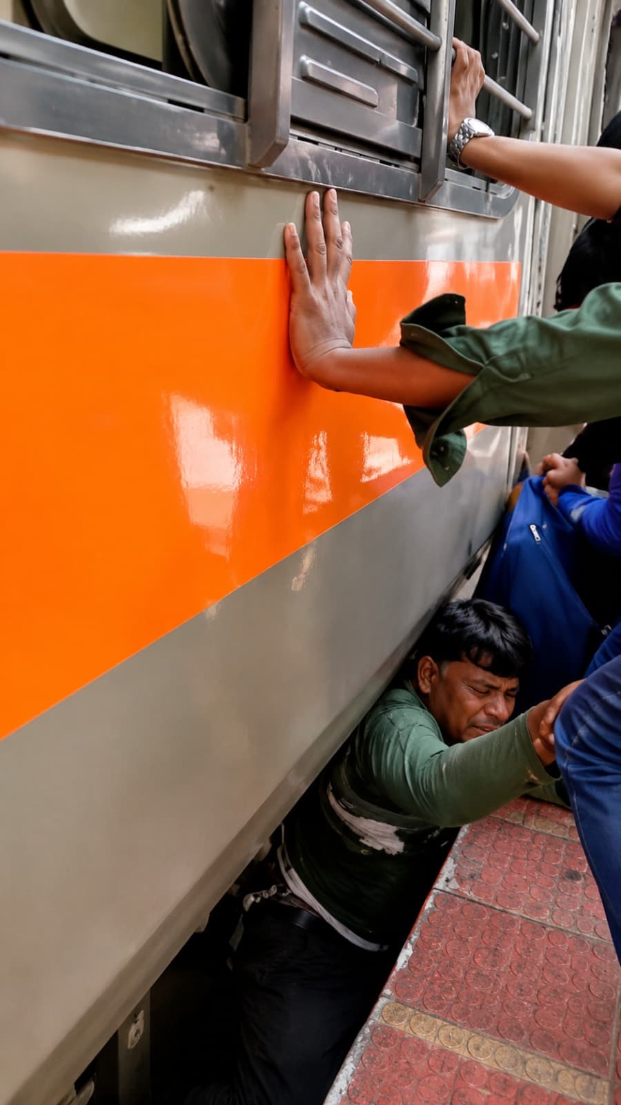 चलती ट्रेन, फिसला कदम और थम गई सांसें, मौत के मुहाने से यात्री को खींच लाई आरपीएफ की बहादुरी