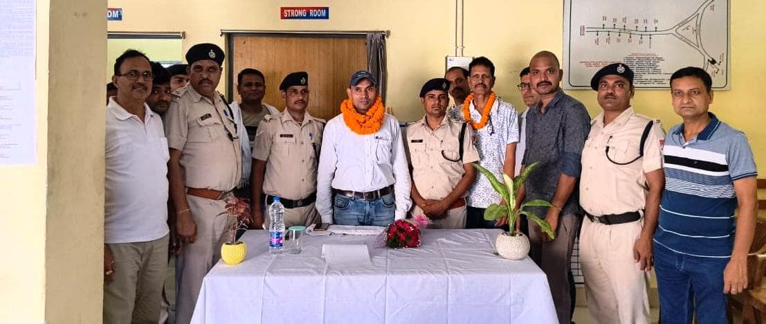 स्थानांतरण पर आरपीएफ इंस्पेक्टर को दी गई भावभीनी विदाई