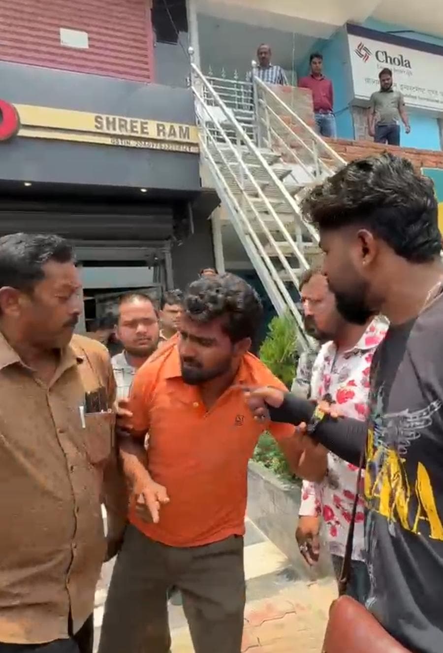 0-बगोदर में कोचिंग संचालक ने छात्रा से की छेड़खानी, ग्रामीणों ने पिटाई कर पुलिस को सौंपा