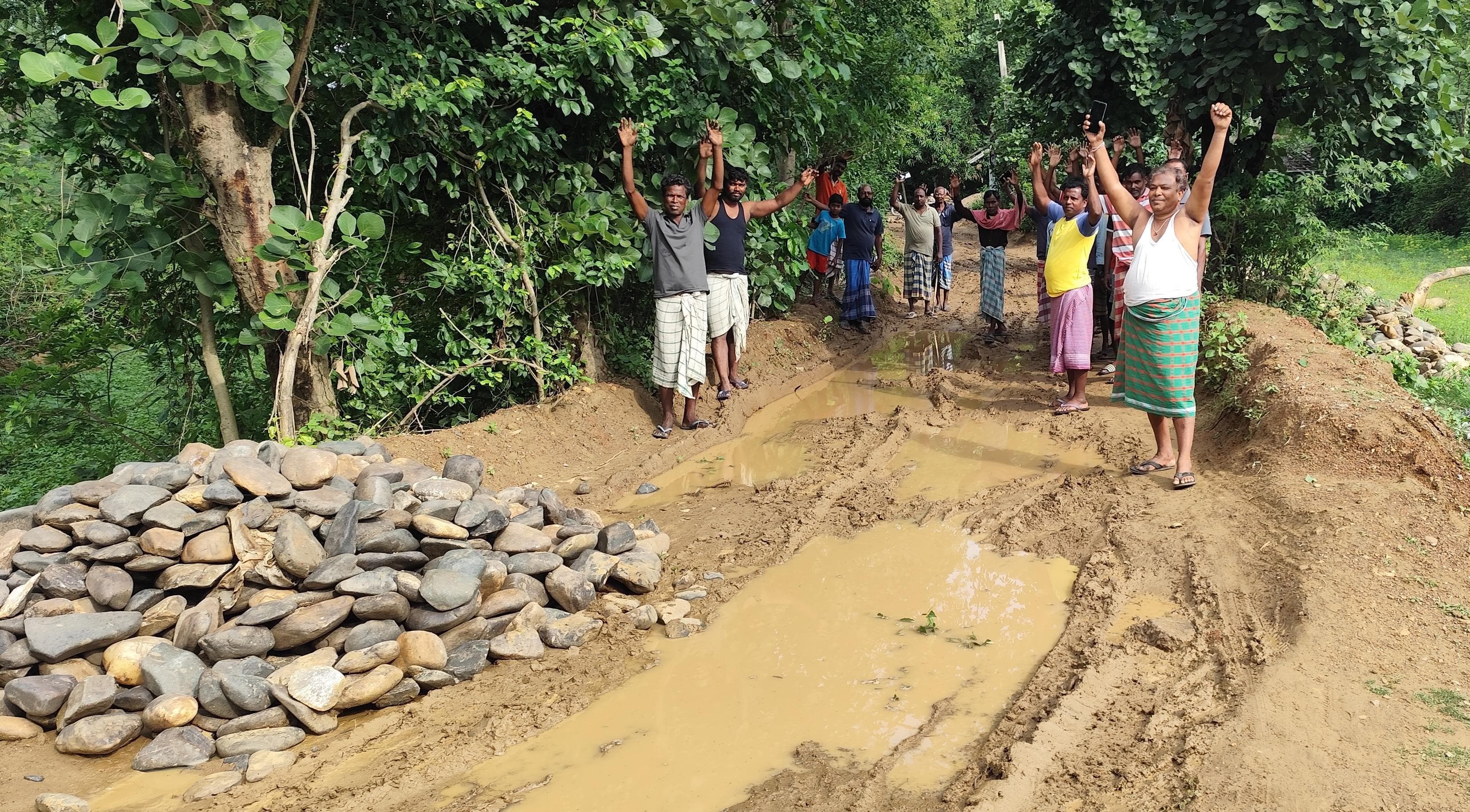 देवली गांव में अधूरा सड़क निर्माण छोड़ने पर फूटा गुस्सा, ग्रामीणों ने कार्यस्थल पर किया प्रदर्शन