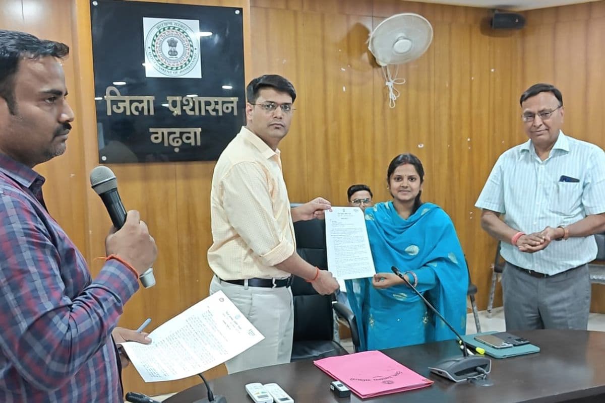 गढ़वा: समाहरणालय में स्वास्थ्य योजनाओं की समीक्षा, डीसी ने नवनियुक्त अभ्यर्थियों को सौंपा ऑफर लेटर