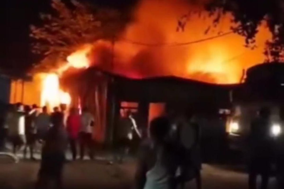 गढ़वा: एमजी कंस्ट्रक्शन के कैंप में भीषण अगलगी, 200 मजदूरों के तीन बैरक जलकर खाक
