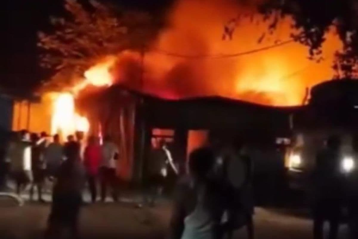 गढ़वा: एमजी कंस्ट्रक्शन के कैंप में भीषण अगलगी, 200 मजदूरों के तीन बैरक जलकर खाक