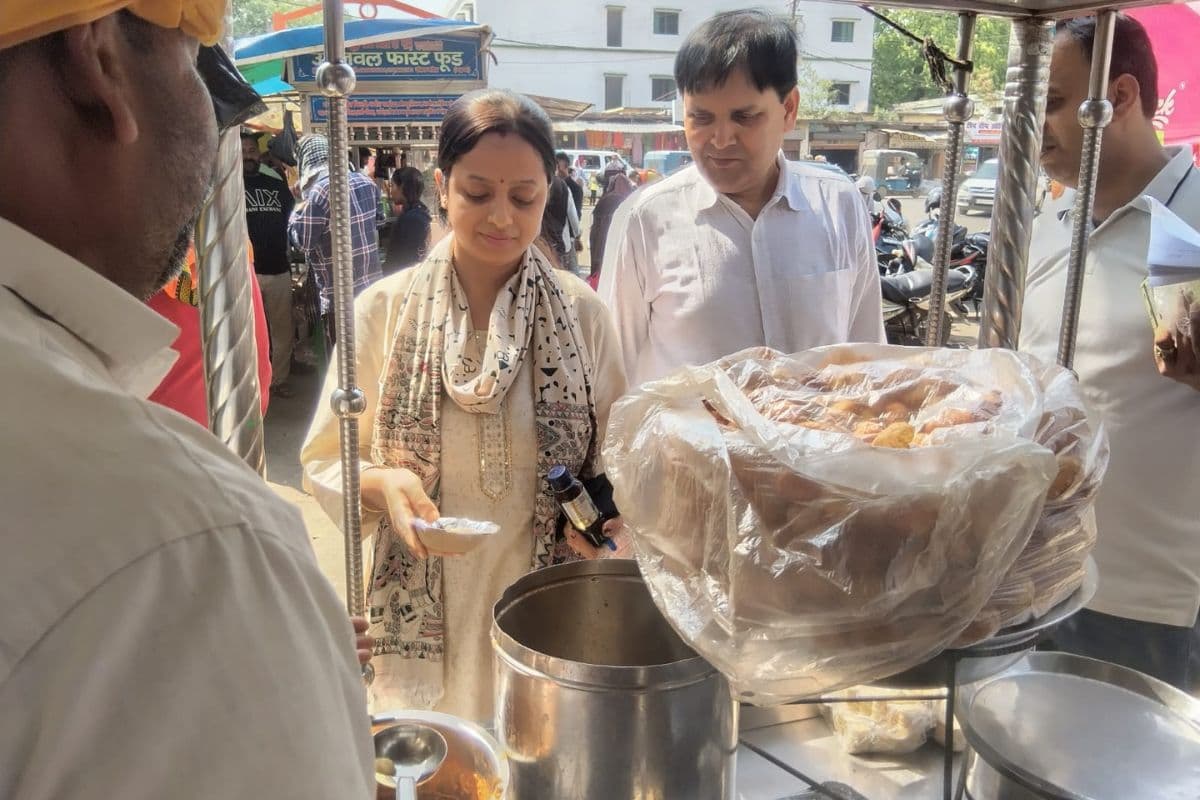 गढ़वा में सड़क किनारे बिकने वाले खाने की जांच, छापेमारी में मिली गड़बड़ियां 