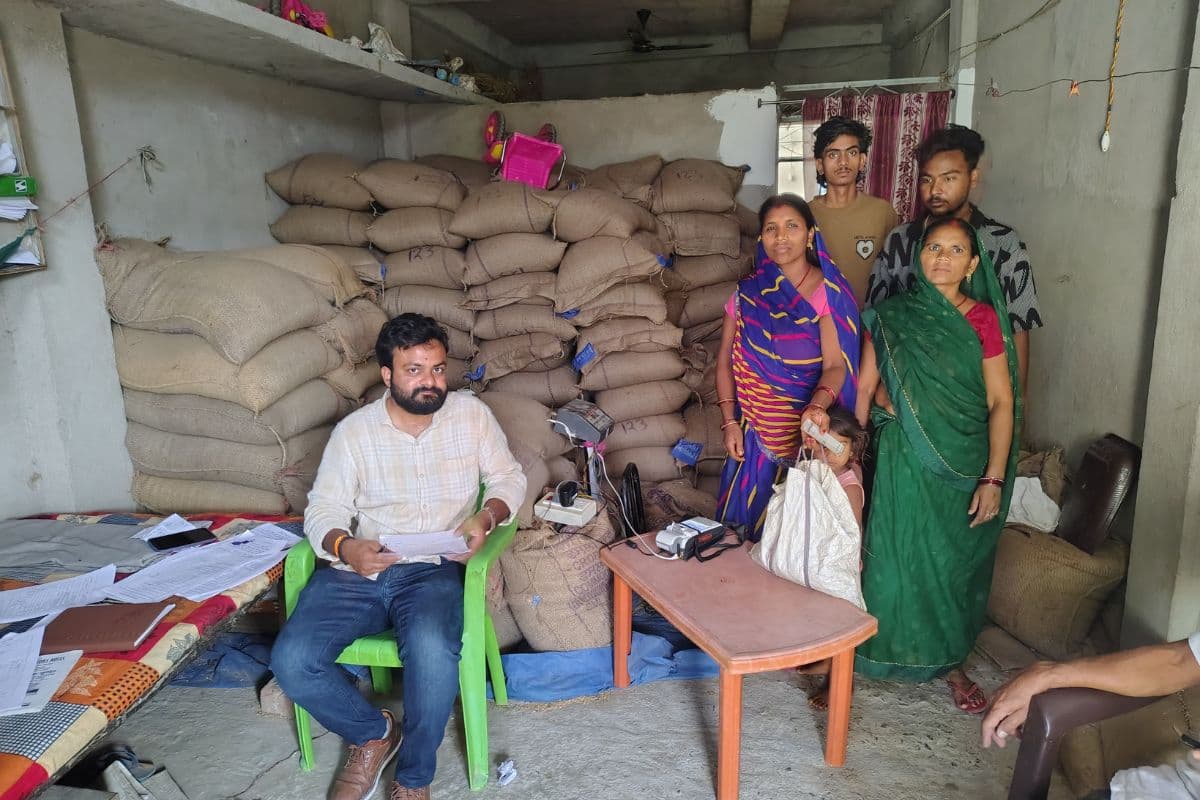 गढ़वा: सरकारी राशन दुकानों में आग से बचाव के इंतजाम गायब, पुराने रिकॉर्ड चस्पा कर रहे डीलर