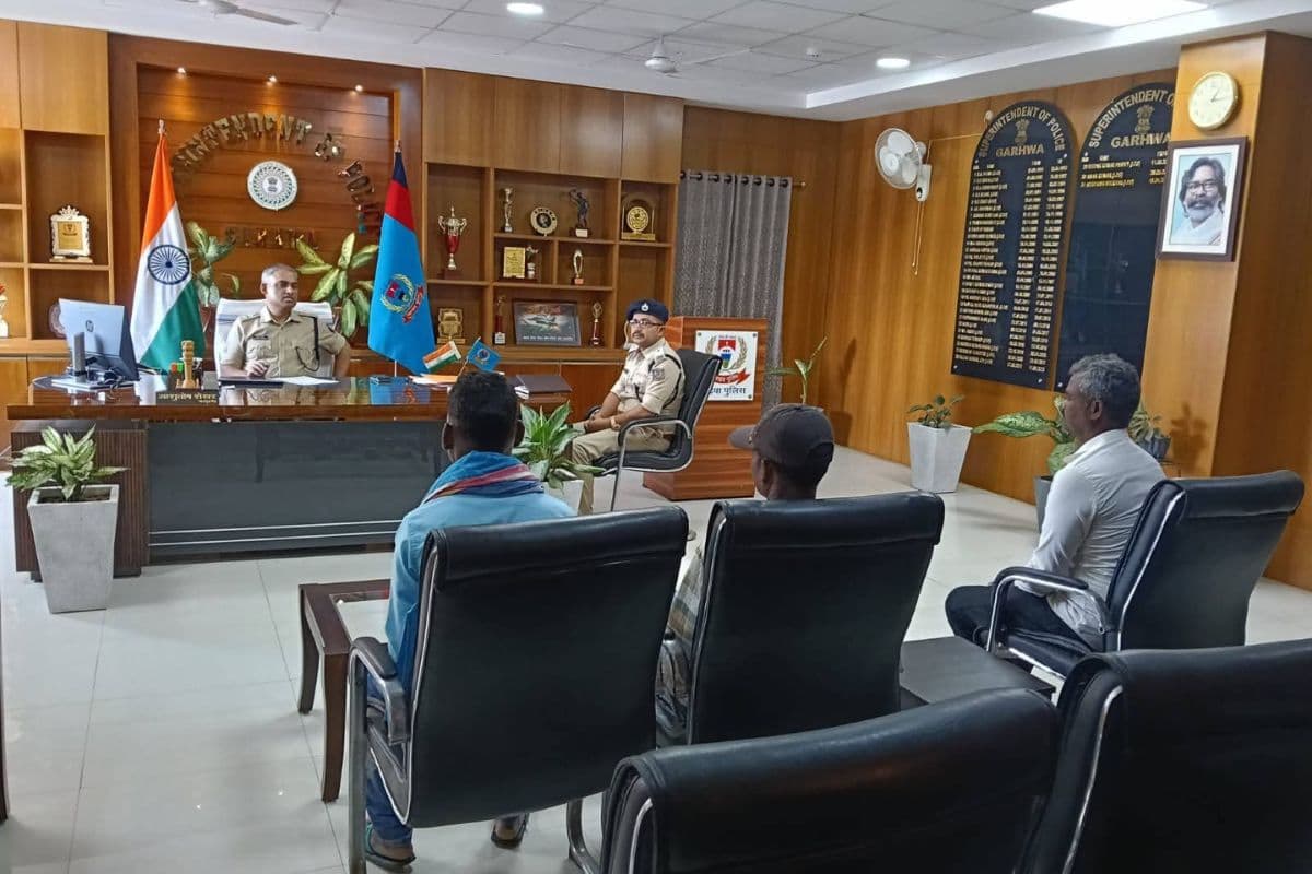 गढ़वा: एसपी ने मुख्यधारा में लौटे पूर्व नक्सलियों से की मुलाकात, पुनर्वास का लिया फीडबैक