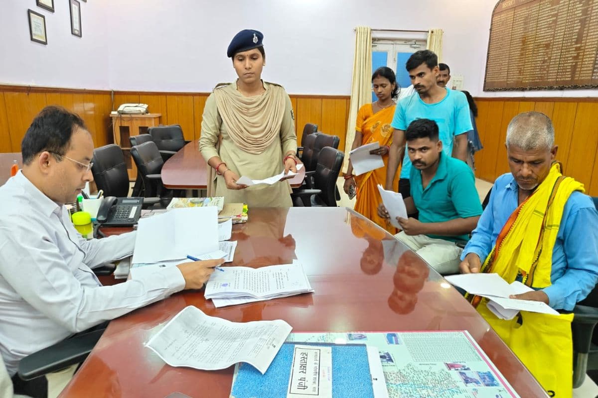 जनता दरबार में डीएम ने सुनीं लोगों की समस्याएं, अधिकारियों को त्वरित कार्रवाई के निर्देश