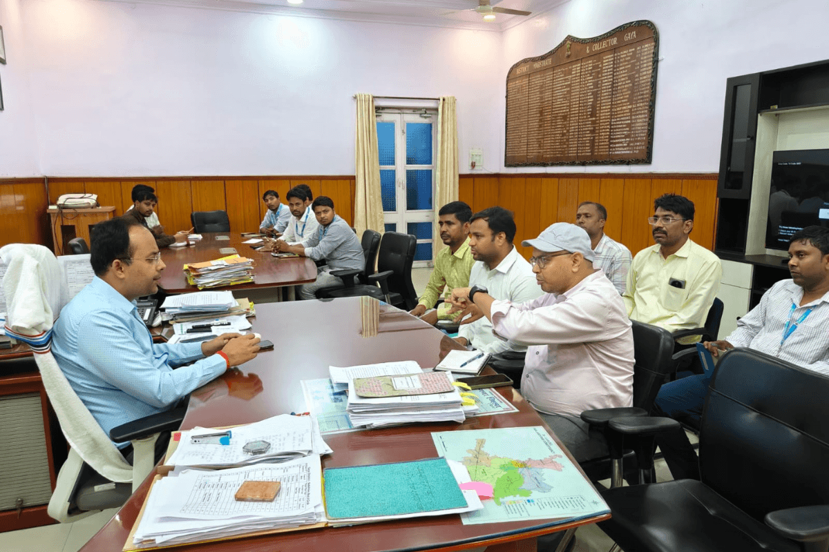 भीषण गर्मी में बिजली व्यवस्था पर सख्त हुए गया DM, अधिकारियों को 24 घंटे अलर्ट रहने का निर्देश