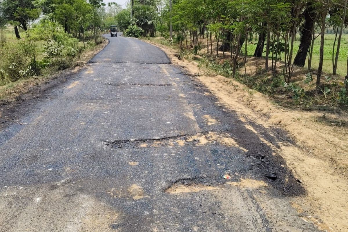 सड़क निर्माण कार्य पर ग्रामीणों का हंगामा, गुणवत्ता पर जताई चिंता