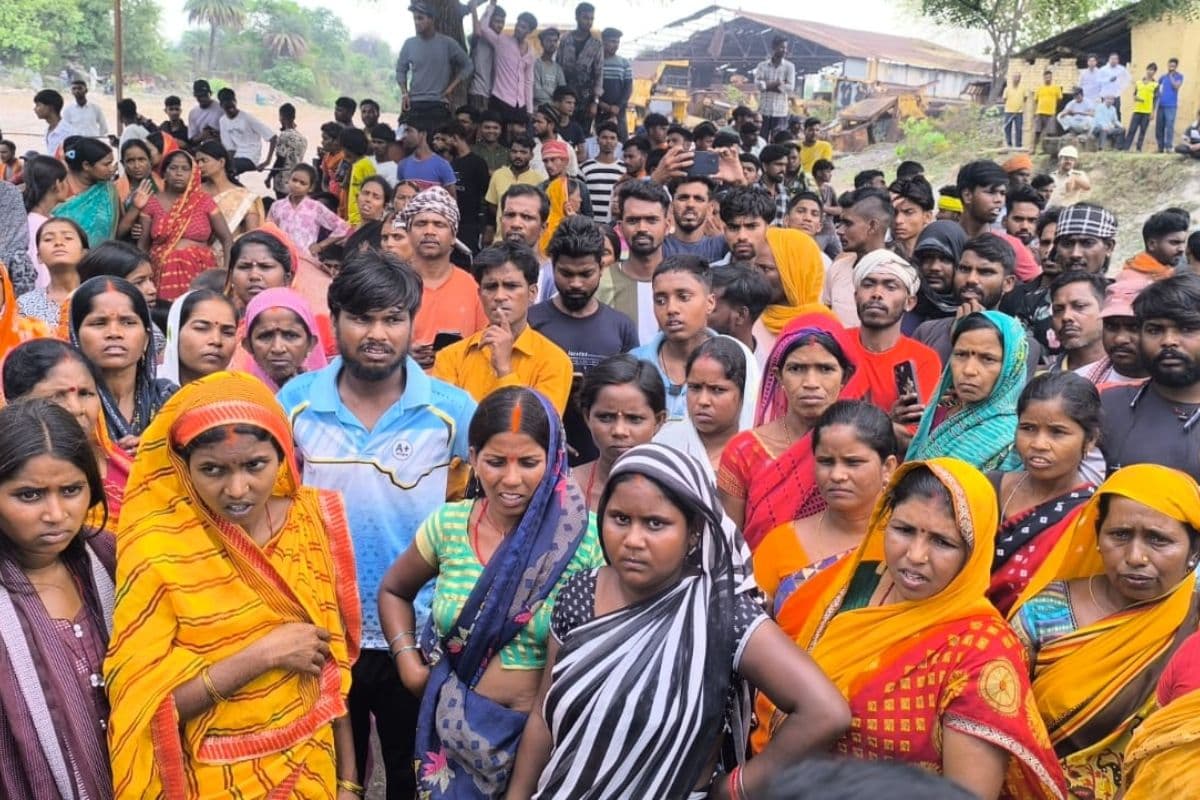 गिरिडीह: मुआवजे को लेकर हंगामा, शव के साथ प्रदर्शन के दौरान पथराव, पुलिस ने किया लाठीचार्ज 