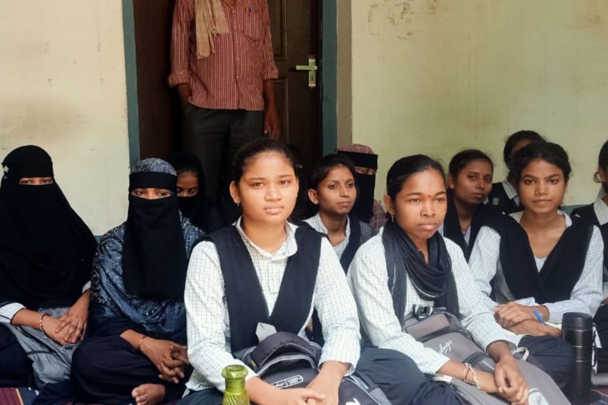 गोड्डा कॉलेज में पांच विषयों की पढ़ाई बाधित होने पर छात्रों का धरना प्रदर्शन