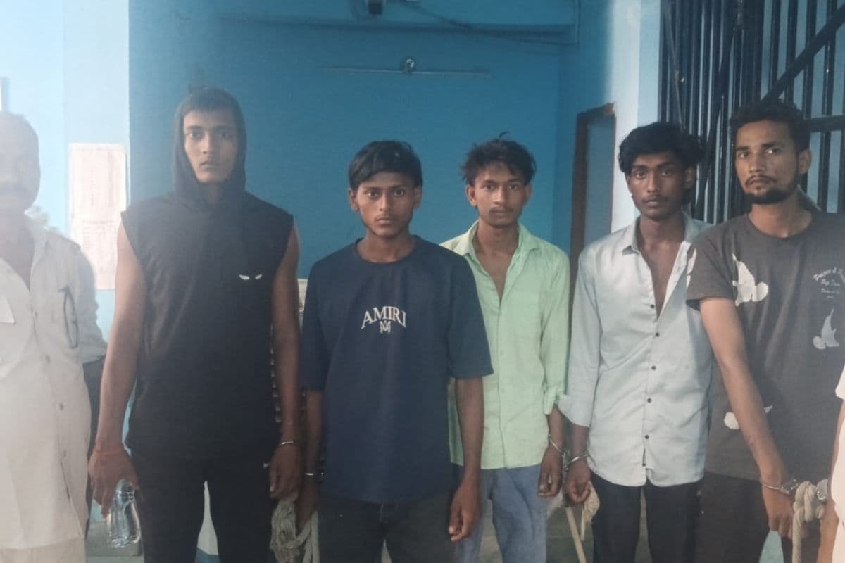 Gopalganj News: एक देशी कट्टा के साथ पांच आरोपित गिरफ्तार