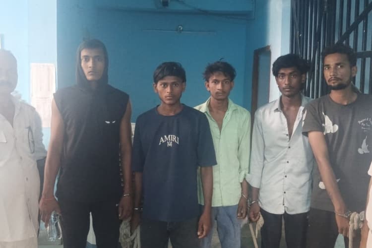 Gopalganj News: एक देशी कट्टा के साथ पांच आरोपित गिरफ्तार
