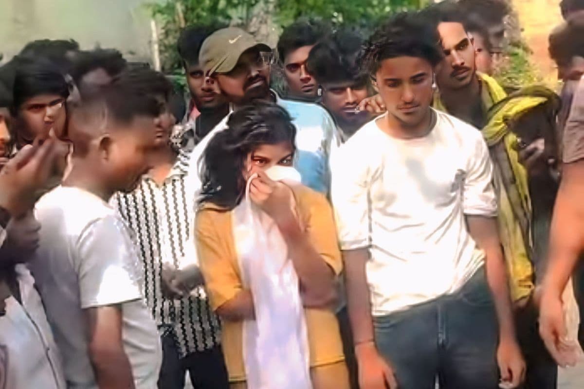 सड़क बनी 'मंडप', राहगीर बने 'बराती': पकड़े गए प्रेमी जोड़े की ग्रामीणों ने सड़क पर कराई शादी