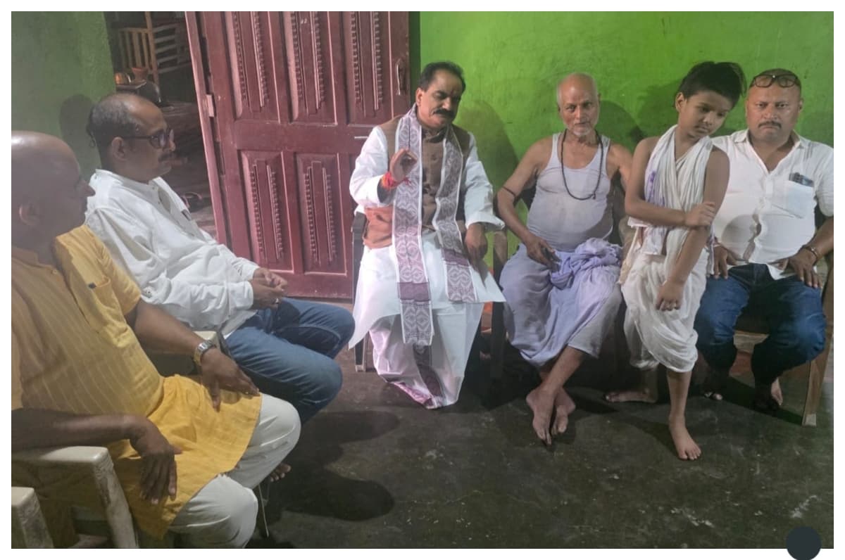 दरभंगा: सांसद गोपाल जी ठाकुर पहुंचे अमित झा के आवास, परिजनों को बंधाया ढांढस