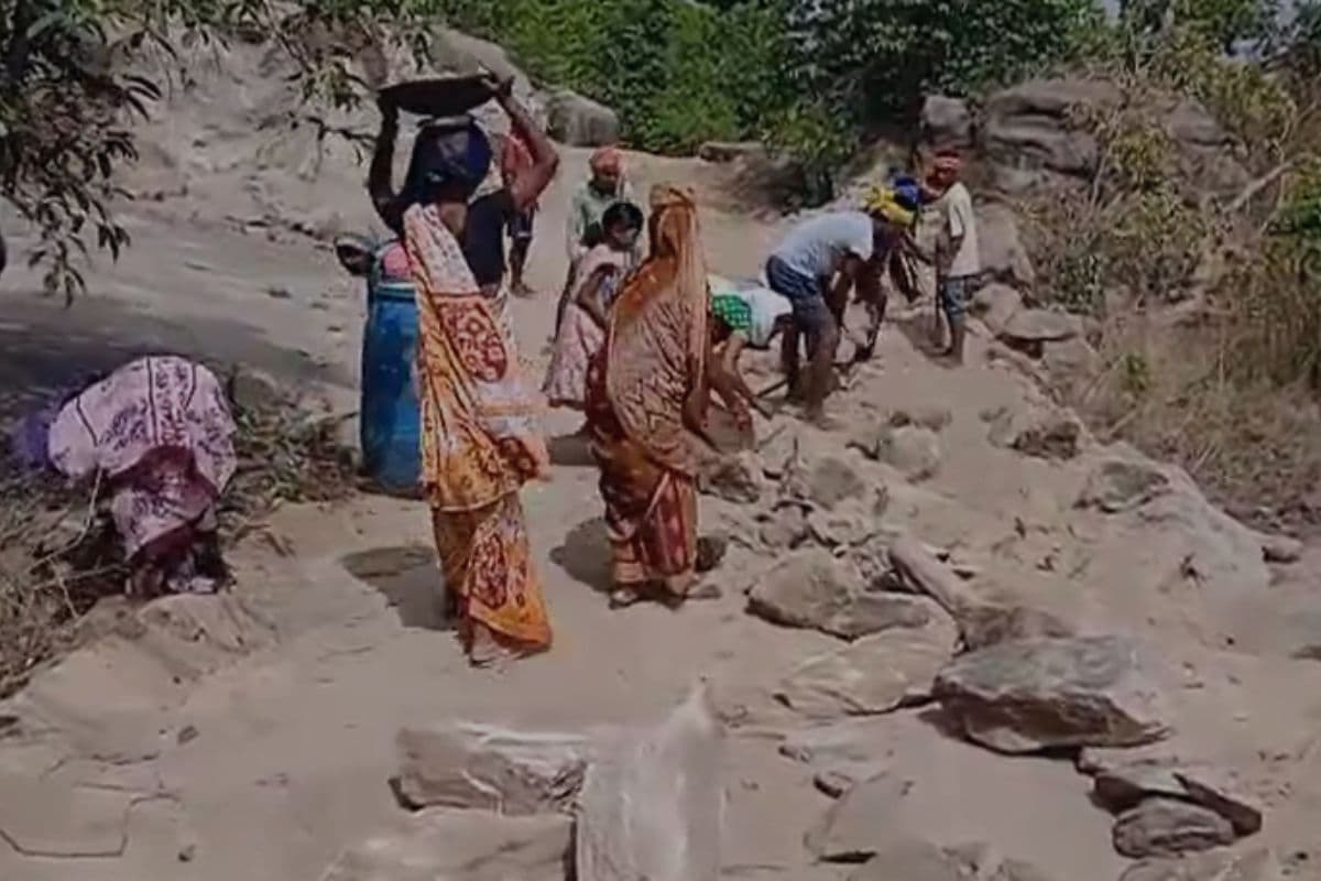 गुमला: आजादी के दशकों बाद भी बुनियादी सुविधाओं को तरस रहा गंधारी गांव