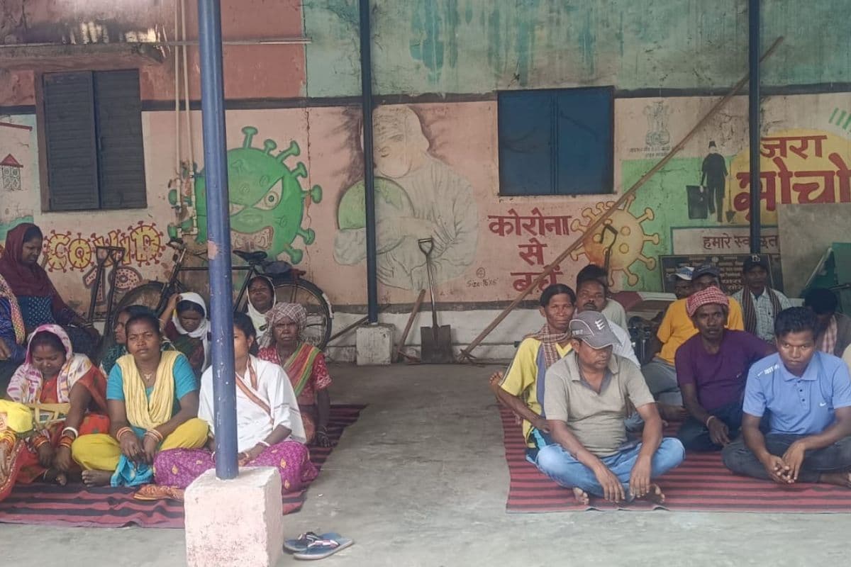तीन सूत्री मांग को लेकर सरायकेला नगर पंचायत के सफाई कर्मी हड़ताल पर